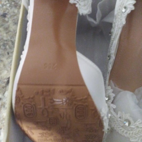 New Wedding White Satin Pumps - Picture 2 of 6